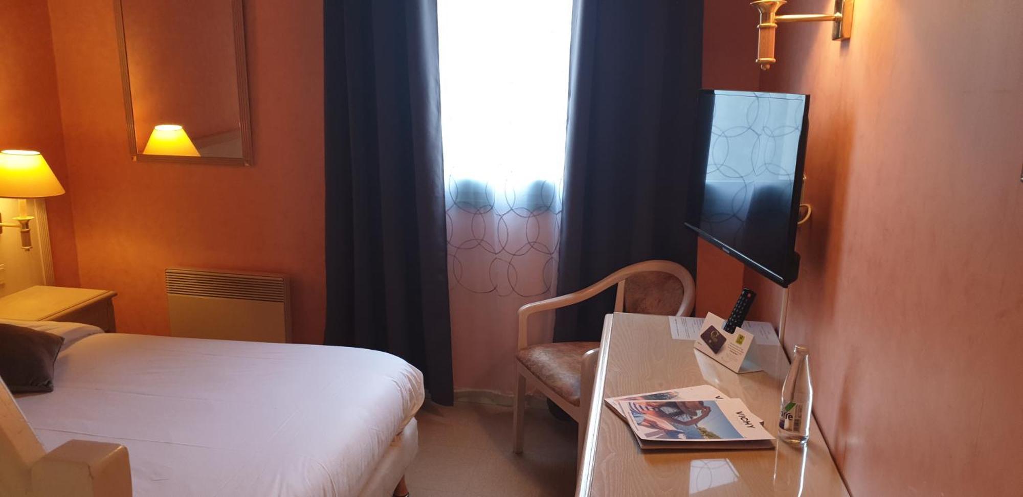 Logis L'Auberge Bourbonnaise Saint-Yorre Kültér fotó