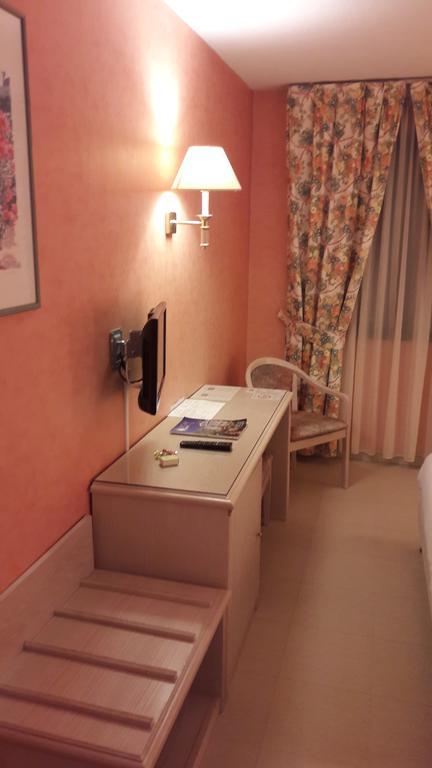 Logis L'Auberge Bourbonnaise Saint-Yorre Kültér fotó